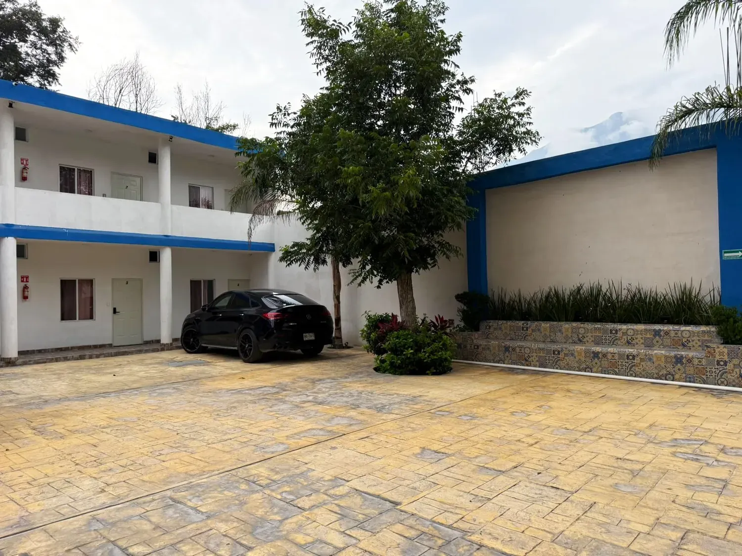 Estacionamiento gratis, Hotel Quinta Azul García